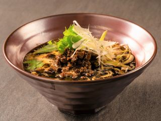 黒地獄担々麺。マー油でにんにくが効いている商品です。