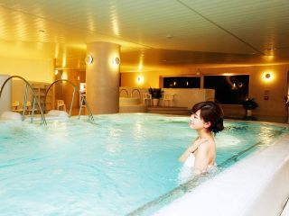 女性スパ マッサージバス「カルニアアイル」