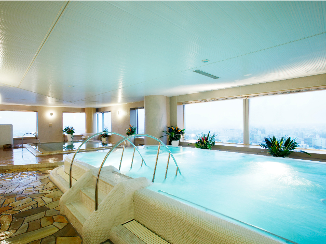 女性スパ マッサージバス「カルニアアイル」