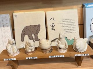 左から 加藤貞夫(レストラン昴の座熊)・柴崎重行(木彫り熊資料館の這い熊)・ミニシマエナガ・増田きよたか(kodamadoの座熊)・茂木多喜治(まるみ食堂)