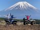 壮大な富士山をバックに記念撮影!ガイドが最高の一枚を撮らせて頂きます。