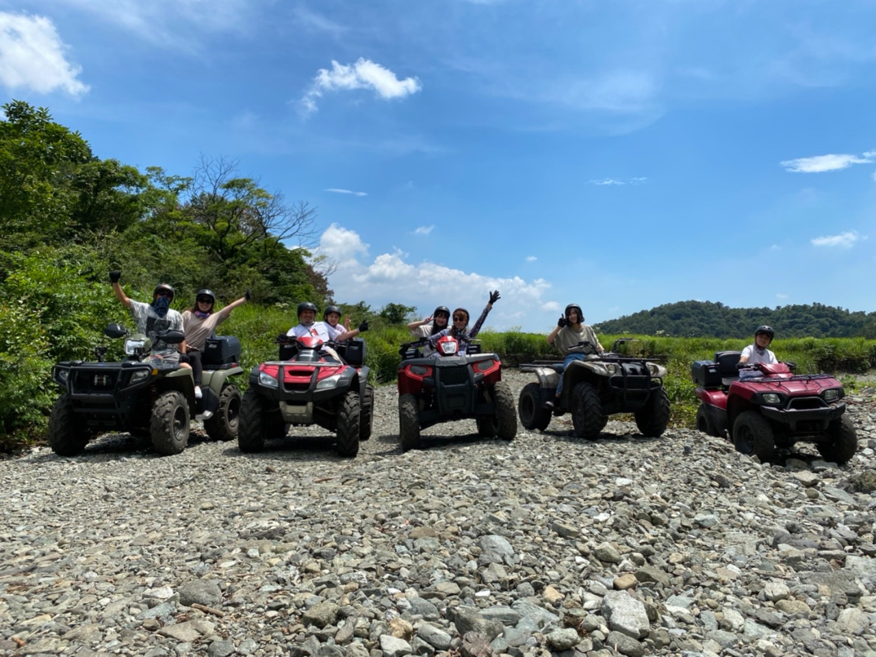 4輪駆動なので砂利道も難なく突破しちゃいます!