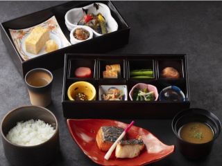 長野県産の「五郎兵衛米」を店内の羽釜で炊き上げた炊き立てのご飯と、信州味噌のお味噌汁。野菜や魚を中心とした季節のお惣菜を木箱に詰めた和朝食をお楽しみいただけます