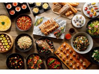 旬の食材を活かした洋食、和食、中国料理の約70種類のバラエティー豊かなラインナップをお楽しみください。