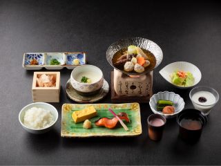 長野県産の「五郎兵衛米」を店内の羽釜で炊き上げた炊き立てのご飯と、信州味噌のお味噌汁。野菜や魚を中心とした信州食材にこだわった和会席をお楽しみいただけます。