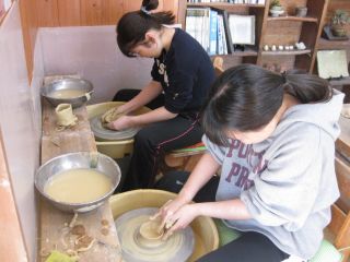 「電動ろくろ」は2台ですので、お二人での作陶になります。