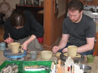 「手びねり」は手ろくろを使って作陶します。お茶碗やフリーカップ、マグカップなどが1個出来る量の粘土を使います。置物なども出来ます