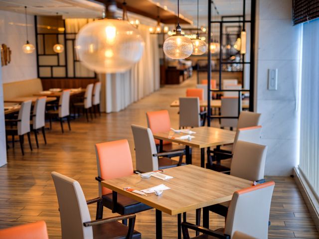 目前には大磯ロングビーチと煌めく海。木の温もりを感じる店内で、自然の恵みを活かした中国料理をお楽しみください