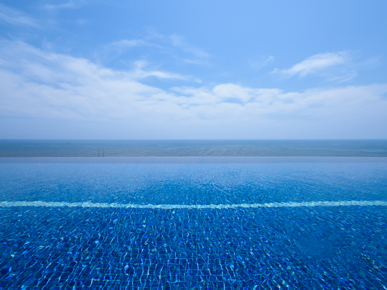 水平線に溶け込むようにデザインされたインフィニティプール