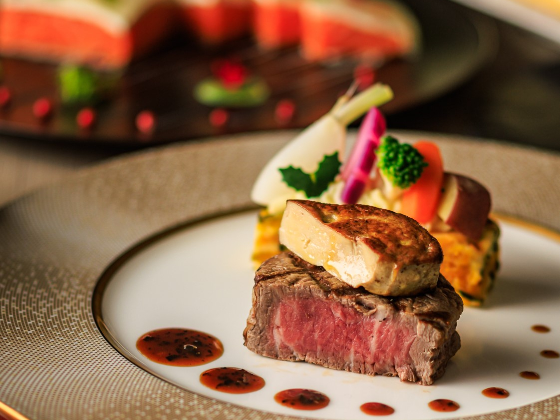 国産牛ロース肉のグリルとフォアグラのソテー トリュフソース