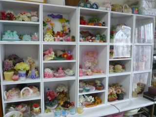 工房内に展示しているお花のキャンドルたちです。
色々なお花が咲いています♪