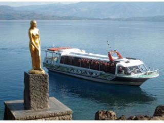 辰子像と田沢湖遊覧船のツーショット