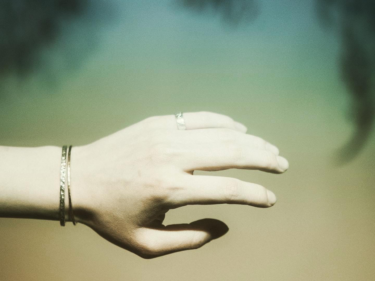 写真右側の細いものが2mm幅です