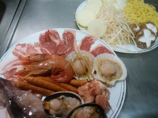 お肉はもちろん、海岸沿いの当店ならではの新鮮な海の幸も満載です。