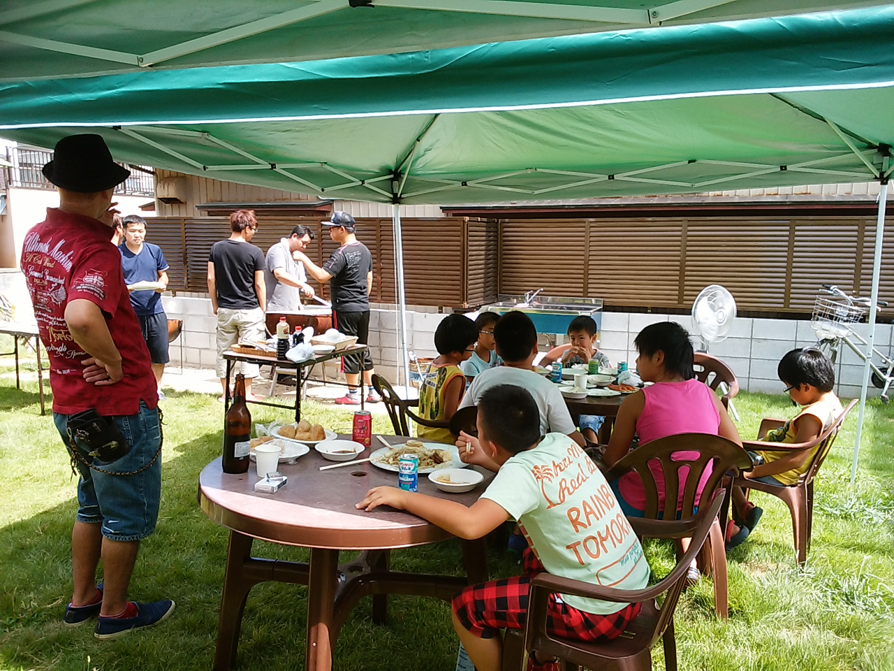 お子様たちも、おおいにバーベキューを楽しめます。