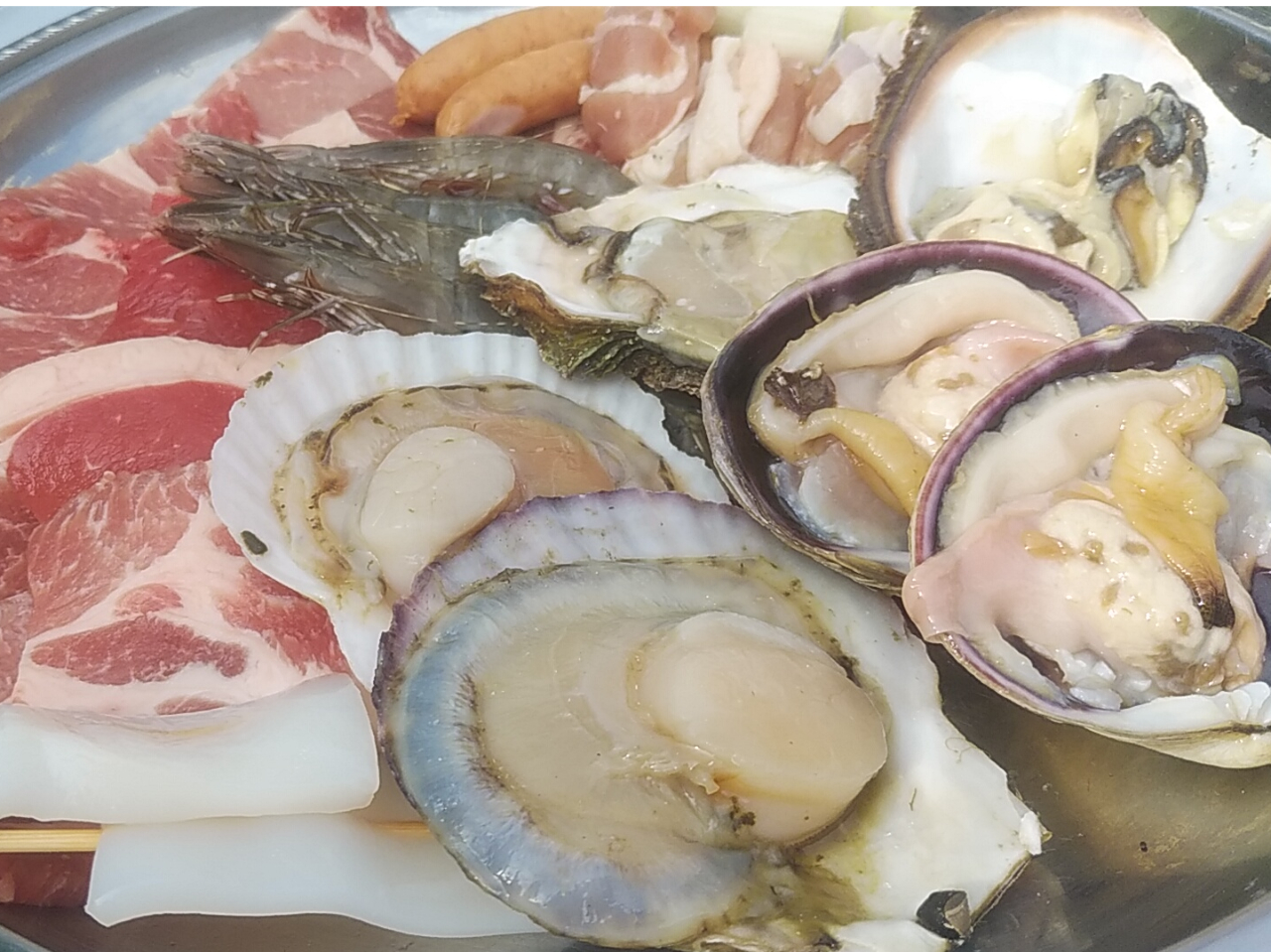 地元キラリクイーンポークや牛肉、鶏肉などお肉はもちろん、海の幸もいっぱい味わえますよ。