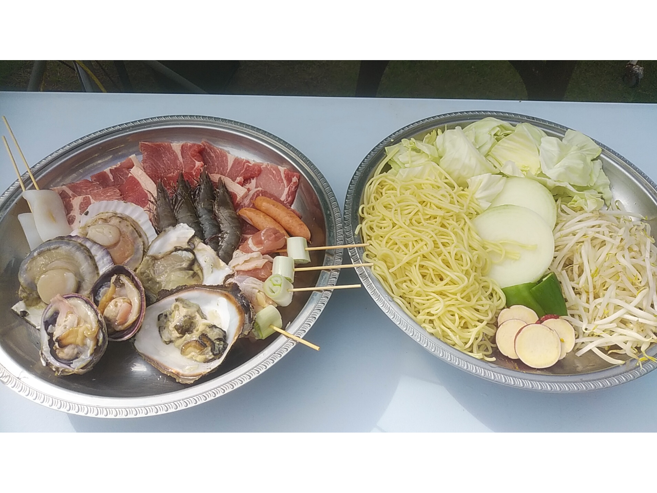 海の幸やお肉だけでなく、やきそばや季節の野菜、おにぎりがお1人様に1こ、つきます。
