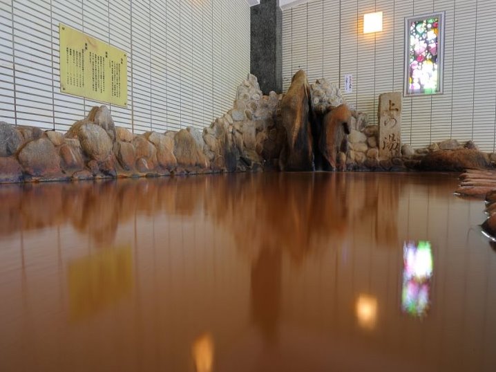 赤褐色が特長的な有馬の「金泉」。有馬御苑はその濃さが自慢です。