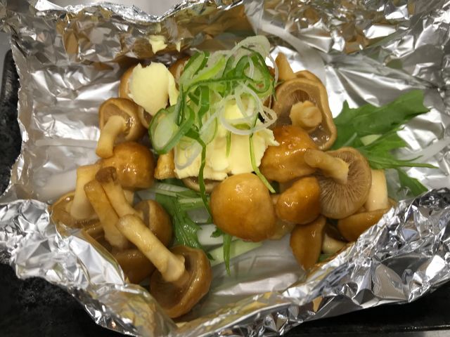 同集落内の食堂では採れたてのなめこでお食事も可能です。