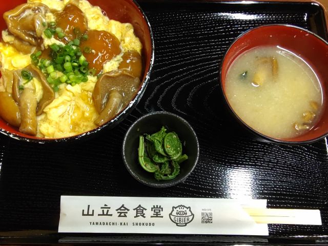 なめこの玉子とじ丼:よく出汁のしみたなめことふんわり玉子の食感をお楽しみください。小鉢、味噌汁付