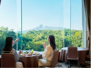 お天気が良い日には雄大な駒ヶ岳が望める食事会場です。