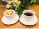ドリンクイメージ(コーヒー&キャラメルラテアート) コーヒーやラテ等、お好きなドリンクと軽食がセットでお選びいただけます。