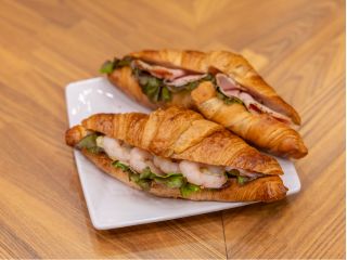 軽食メニュー(クロワッサンサンド)お好きなドリンクと軽食がセットでお選びいただけます。