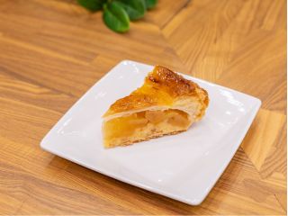 軽食イメージ(アップルパイ)お好きなドリンクとケーキがセットでお選びいただけます。