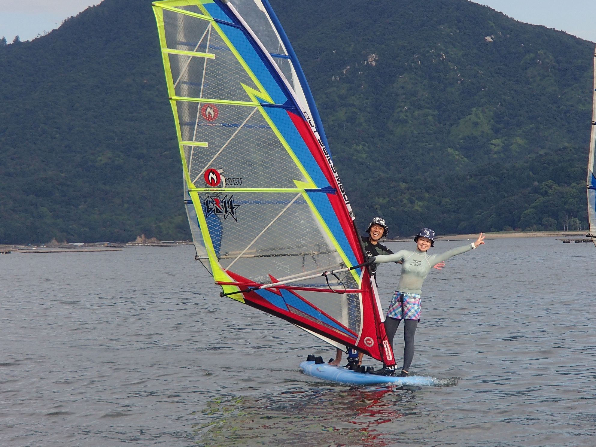 ご希望により、二人乗りタンデムウインドサーフィンを使用します。インストラクターが同乗するので安心です!