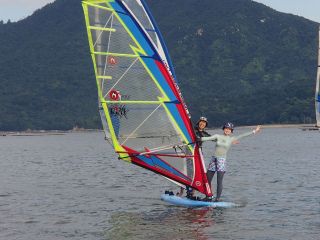 ご希望により、二人乗りタンデムウインドサーフィンを使用します。インストラクターが同乗するので安心です!