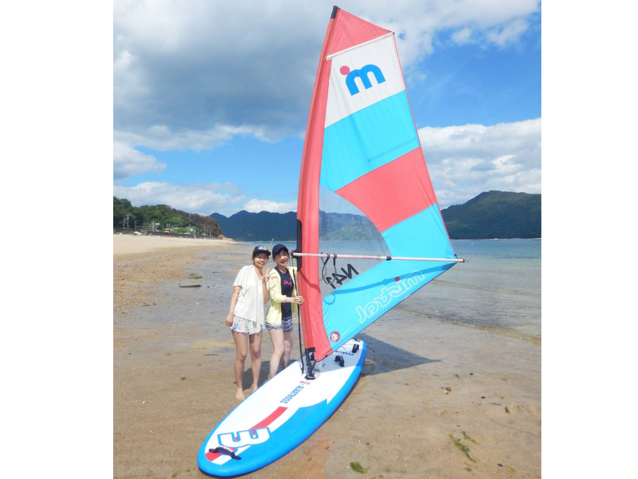 体験後の記念撮影。もう立派なウインドサーファーです。