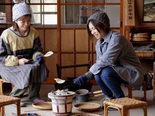 焼いてみるとわかる、奥が深いせんべい焼き。0.1秒タイミングが違うだけで、焼き上がりが変わってきます。