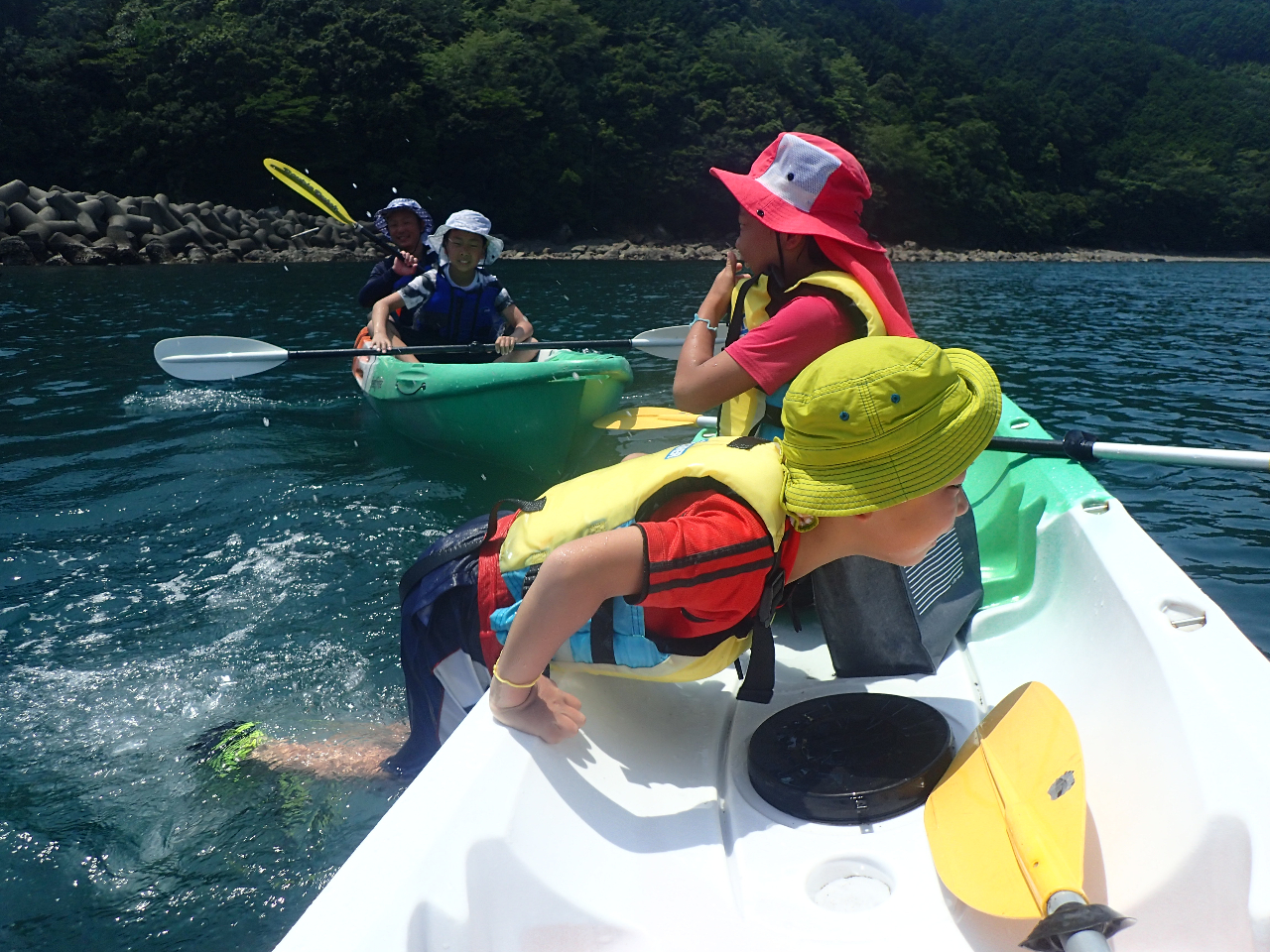 暑い時は海に飛び込んで身体を冷やしたりも出来ます。夏は子供たちは飛び込みまくります♪