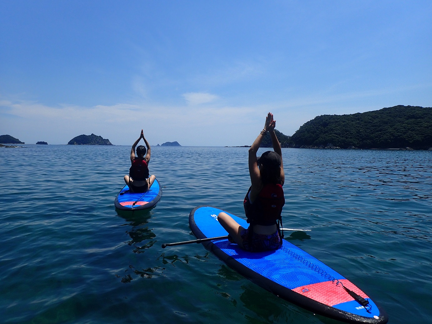 海の上で突如SUPヨガが始まったりもします♪