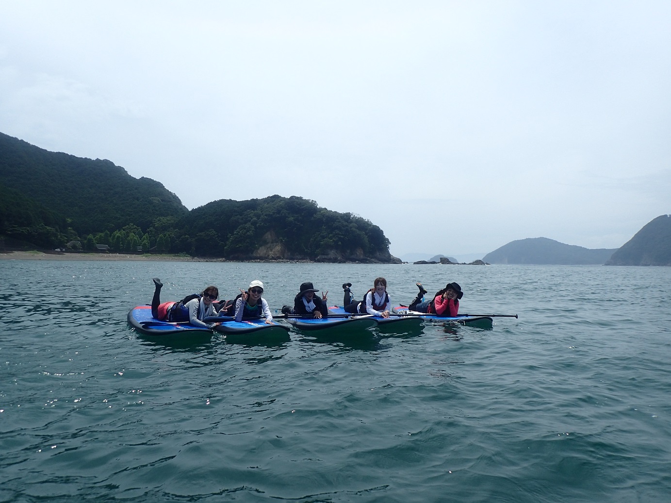 海の上で集合写真♪皆さんSUPのコントロールもバッチリ!