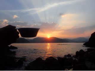 夕日を見ながら自然の中でティータイム♪