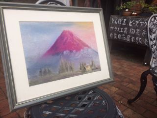 パステルカラーで淡い富士山を描いてみましょう♪葉書きサイズの絵は額縁に入れてお持ち帰りいただけます。