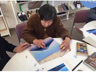 パステルカラーで淡い富士山を描いてみましょう♪葉書きサイズの絵は額縁に入れてお持ち帰りいただけます。