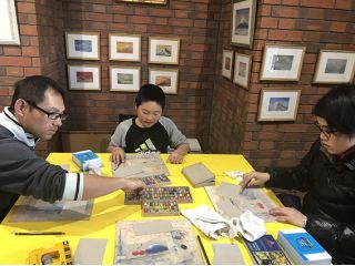 パステルカラーで淡い富士山を描いてみましょう♪葉書きサイズの絵は額縁に入れてお持ち帰りいただけます。