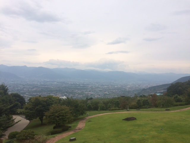 お店の前の景色は甲府盆地と山々が連なる自然あふれる景色。ゆっくりと作品を描くことができます♪