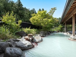 男性露天風呂/川のせせらぎが聞こえ、心地よい風が優しく肌を 撫でる自然豊かな露天風呂