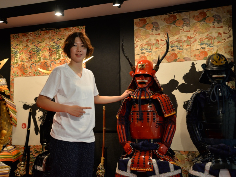 サムライに変身し記念フォトを撮りましょう!まずはお好きな甲冑を選んでいただきます。