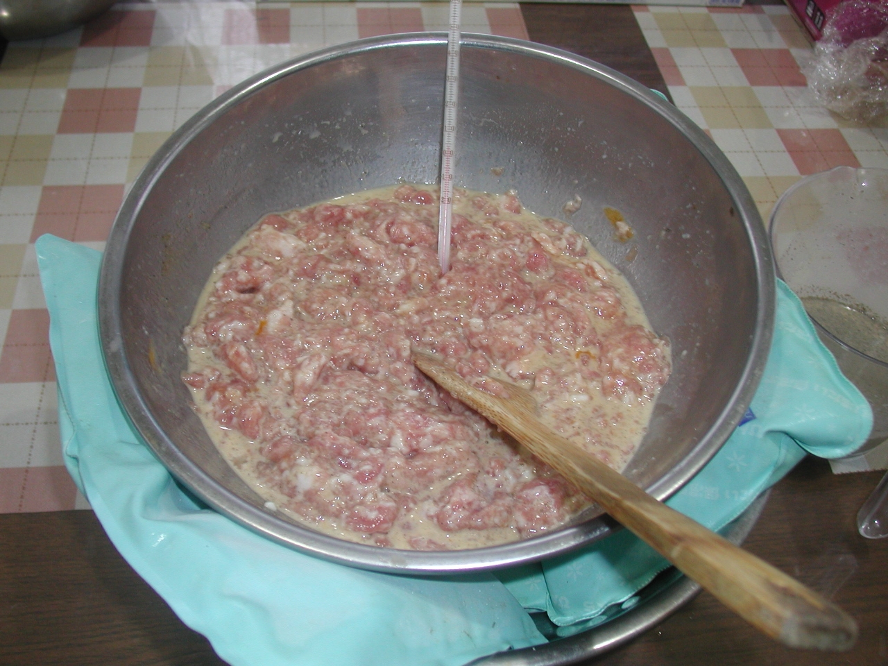 香辛料や牛乳など入れアイスノンで冷やし、肉温を確認