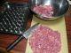 ひき肉を準備中