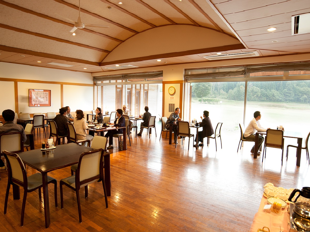 昼食をお召し上がりいただくのは、2階レストランとなります。
ロビー・レストラン・大浴場・休憩室は全て同じフロアになります。