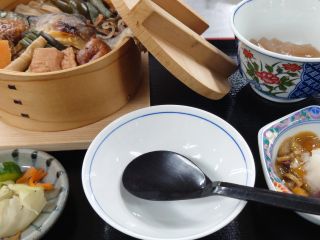 こちらが「只見わっぱめし」 わっぱめしの他に、刺身こんにゃくなどの只見の味がつまった定食です。