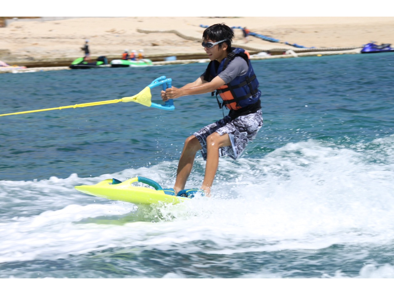 ハンドルを持ちやや後ろに体重をかけながら、走ります♪