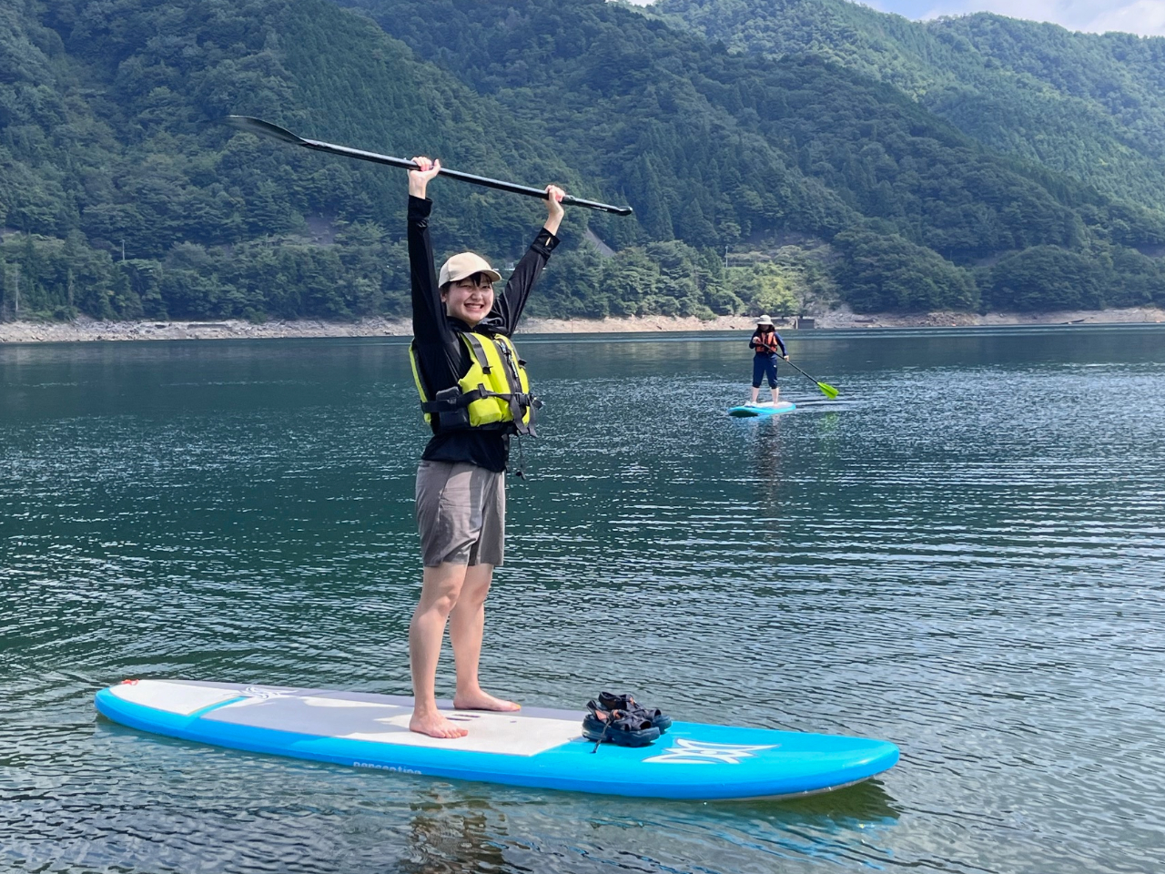 初心者向けの体験プランです!SUPやカヤックに乗って自然豊かな東仙峡金山湖を遊びつくそう。ゆっくりした時間を味わえるレイクツーリングや湖面で水遊びをお楽しみに!