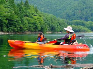 初心者向けの体験プランです!カヤックやSUPに乗って自然豊かな東仙峡金山湖を遊びつくそう。ゆっくりした時間を味わえるレイクツーリングや湖面で水遊びをお楽しみに!