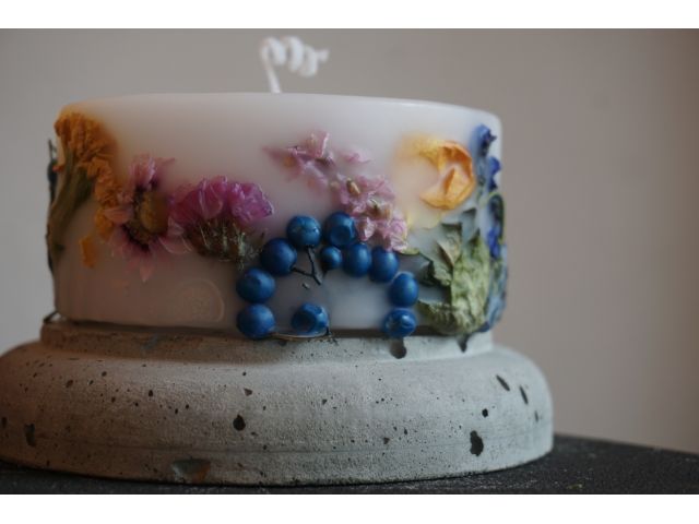 様々な色のドライフラワーの組み合わせで、自分だけのキャンドルを作成いただけます☆